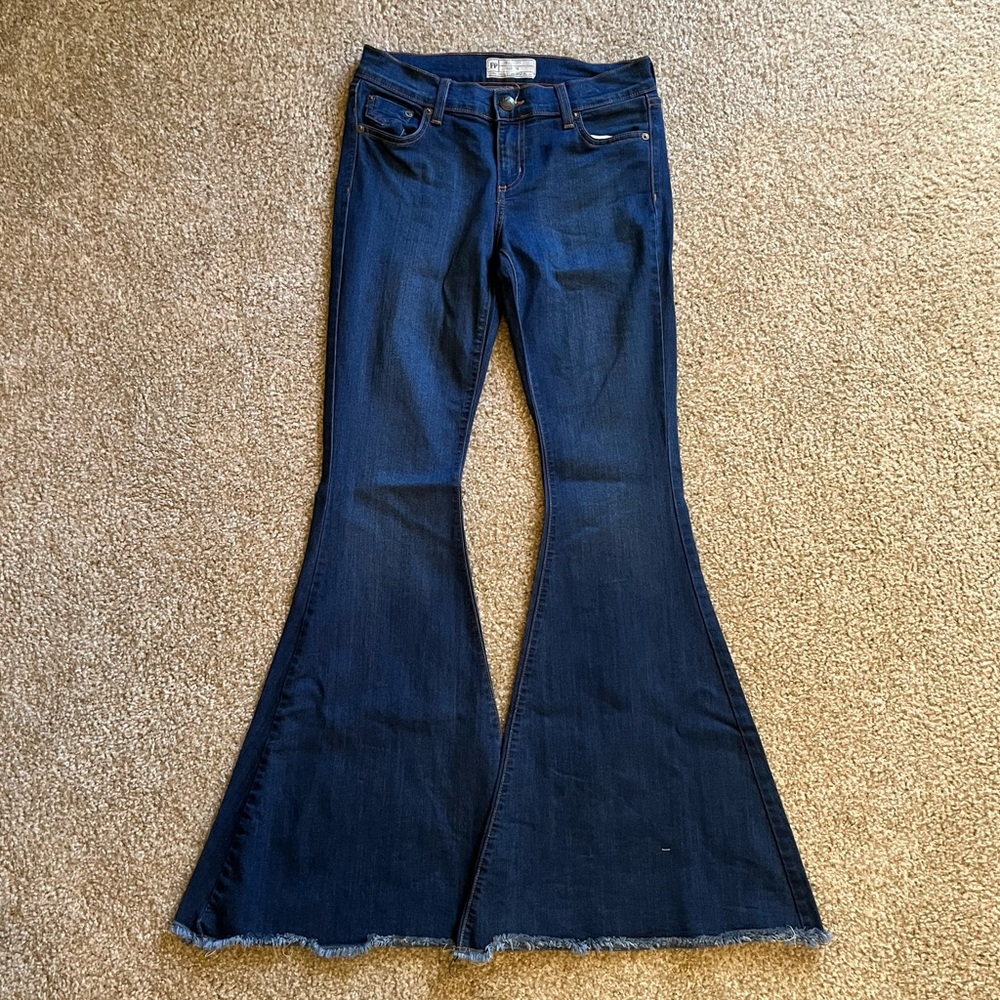 Women’s Free People Frayed Edge Wide Flare Jeans in Dark Navy, Size 29